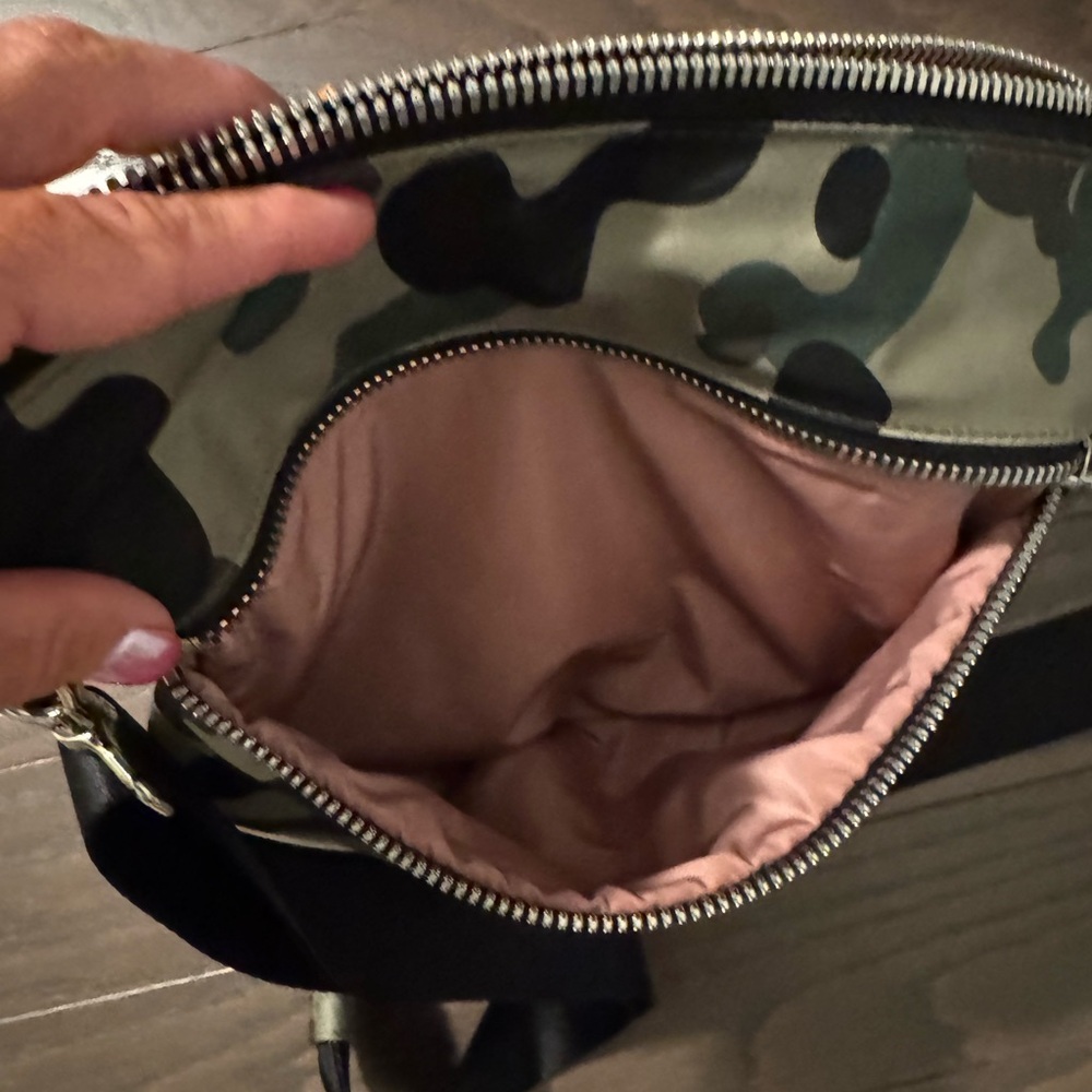 shortyLOVE Amuse Medium Crossbody in Green Camo - Picture 6 of 7